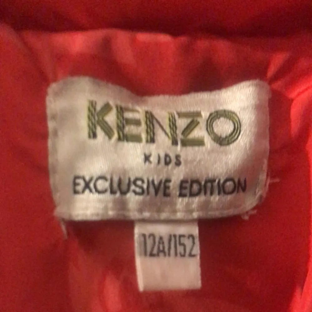 Äkta kenzo jacka köpt för nått år sen men använd ca 5 ggr så väldigt fint skick rensar kläder så vill bli av med allt  därför de billiga priset 💕. Jackor.
