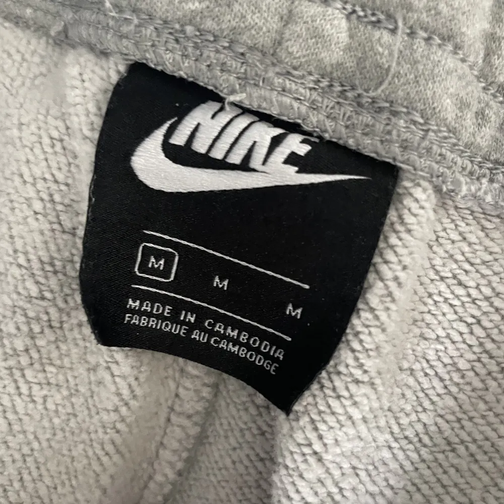 Helt vanliga Nike gråa mjukis, råka ha två lika dana därför säljer jag dessa, inget fel alls som nya! 🙌🏼. Jeans & Byxor.