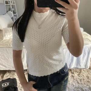 Vit tröja &otherstories - Sjukt söt och fin t-shirt från &otherstories! 😇 as bra skick, inga defekter, nypris 599kr