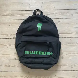 Billie eilish väska i bra skick.  kostar ungefär ≈ 600 i nypris! köparen står för frakten :)