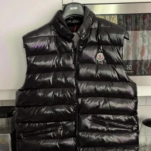 Moncler vest  - Vet ej om den är äkta 