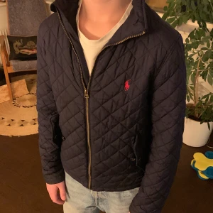 Polo Ralph Lauren jacka - Tjena! Säljer denna svinfeta Polo Ralph Lauren jackan då den är lite för liten för mig. Jättebra skick och svinsnygg. Tveka inte att höra av er om ni har frågor! /Rasmus