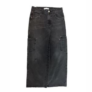 svarta baggy cargo jeans  - säljer mina ascoola baggy cargojeans som jag inte använder längre. defekter finns på bild 3. rekommenderar till folk under 165. om du har frågor så är det bara att kontakta mig.