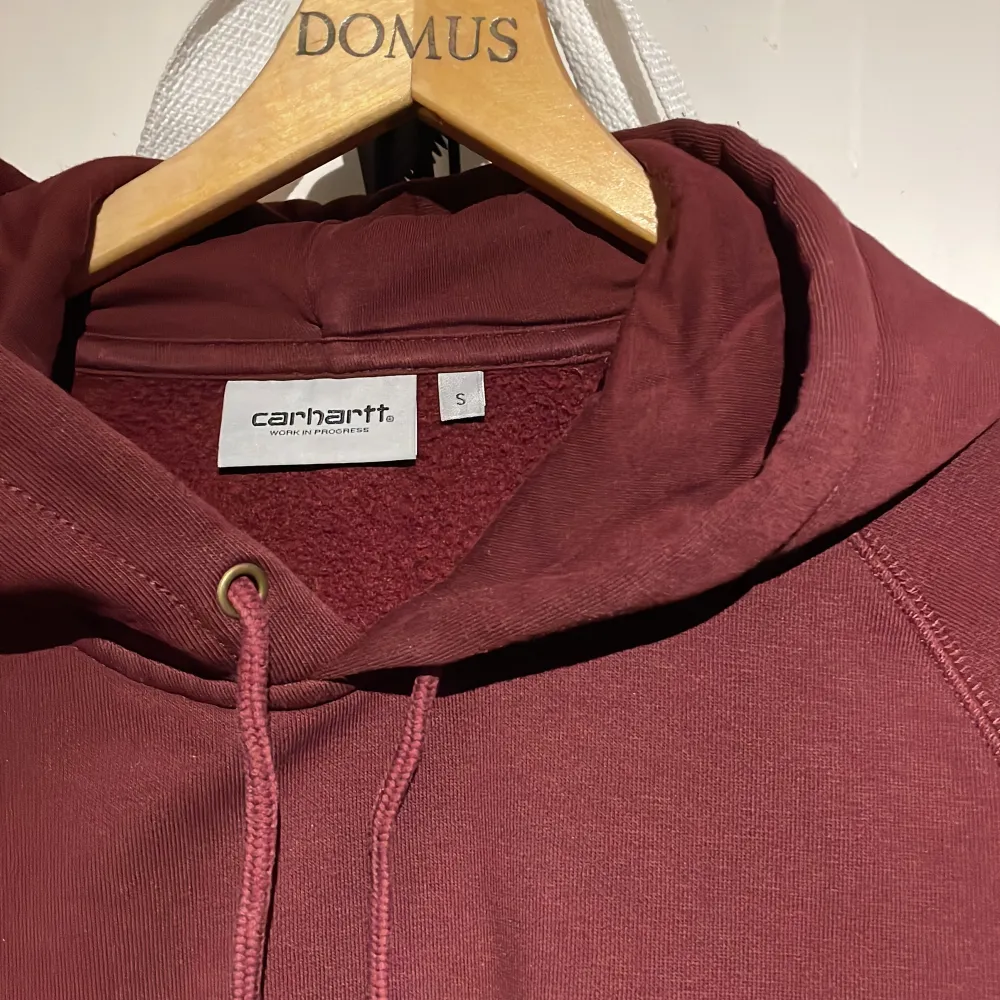 Knappt använd vinröd carhartt hoodie, Strl S. Cond 9/10 💫Köpre står för frakt :). Hoodies.