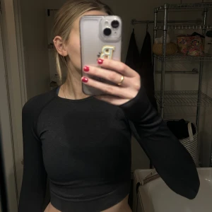 Långärmad träningströja - Säljer denna långärmade träningströja från Divina Sports - i en kroppad modell - skit snygga detaljer på ryggen samt hål för tummarna Tröjan är svart/grå i färgen  Säljer då den är lite för tight på mig.   Finns möjlighet att mötas upp i Stockholm 