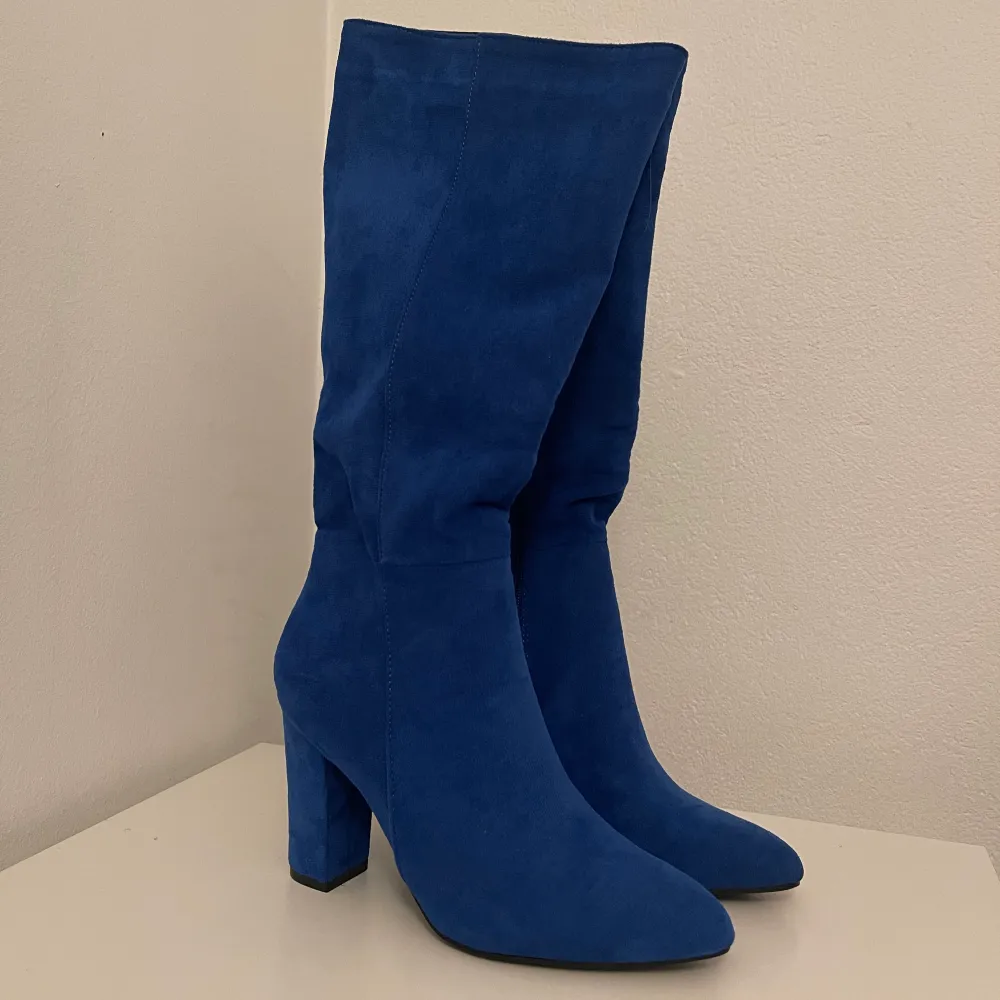 Jag sÀljer mina fina blÄa boots som jag fick i födelsedagspresent! VÀldigt vÀl omhÀndertagna , syns inte dem Àr anvÀnda!𩔠. KengÀt.