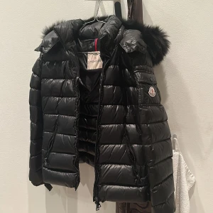 Moncler jacka utan defekter och utan päls❤️ - Går att ta bort pälsen! Äkta moncler jacka, sjukt snygg. Den är i Xs/S ungefär, den är använd men har inga defeter (det finns äkthetsbevis i jackan!)❤️