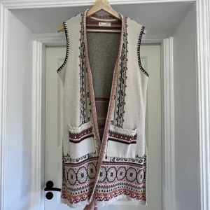 Odd Molly väst - Unik boho väst från Odd Molly! Fantastiskt mönster, stickat material 🌿 Storlek S, men rymlig! Nypris 1995kr. Jag kan också mötas upp!