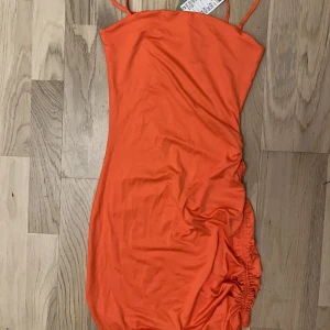 Orange klänning  - Helt ny. 