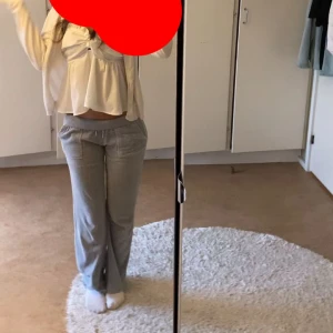Gråa jucy byxor - Säljer mina jucy byxor då jag behöver köpa en storlek mindre då dessa är S.  De är i Välidgt bra skick och säljer för halva priset! 