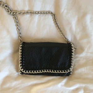 Väska  - Säljer min tiamo väska då jag aldrig använder den. Jättebra skick🤩(lånad bild) Pris kan inte diskuteras 