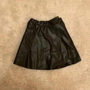 Kjol  - En start kjol av fuskläder I princip oanvänd. Snygg och passar bra till flera olika stilar. Vid fler frågor var inte rädd att meddela mig!   