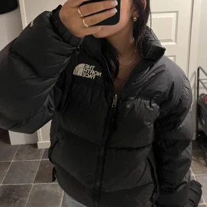 The North face jacka - Säljer nu min north face jacka 1996 retro nuptse modellen. Den är strl S i unisexmodellen och är i nyskick utan några defekter då den endast är använd 1 säsong. Kan självklart gå ner i pris vid snabb och smidig affär! Hör gärna av er vid frågor 💗