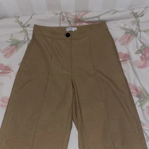 Bershka - Säljer dessa finbyxor då de blivit för små för mig. De sitter jätte snyggt runt midjan samt rumpan. Skriv gärna för fler bilder!