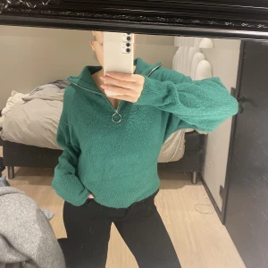 Tröja - Sååå mysig tröja från H&M. Ljuset ger ingen rättvis bild på färgen den är mer ljusgrön/klargrön. Väldigt stretchig