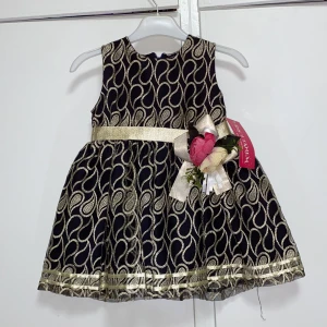 Klänning  - En helt ny klänning för 9-15 månader. Är 1.kvalite. Svart klänning med guld detaljer.