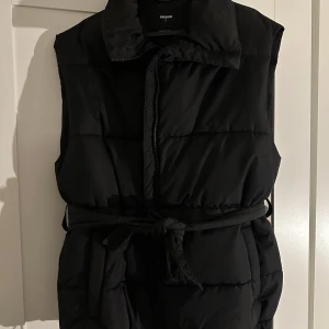 Väst BikBok - Säljer min väst från BikBok, använd en gång. Nypris 599:- 