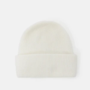 Vit mössa  - Superfin vit mössa som är använd endast en gång, då den inte passade mig 💕Har inga defekter och är som ny!! Nypris 599kr