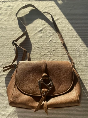 Ulrika väska - Ulrika väska köpt secondhand i Berlin 💕Knappt använd och inga märken. Om det behövs fler bilder eller om det finns frågor är det bara att skriva 💕