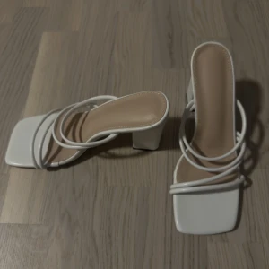 Klackskor  - Säljer mina fina klackar, aldrig använda. Storlek 37, pris 50 kr 