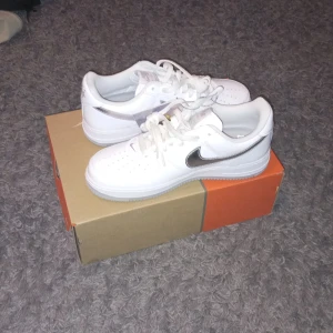 Nike Air force - Nike Air force mettalic silver köpta för 1700 säljer för 500kr på grund av har ej behov av dem längre