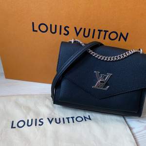 Säljer min aldrig använda louis Vuitton lock me väska, helt ny med kvitto, dustbag, låda och påse följer med. 🌸