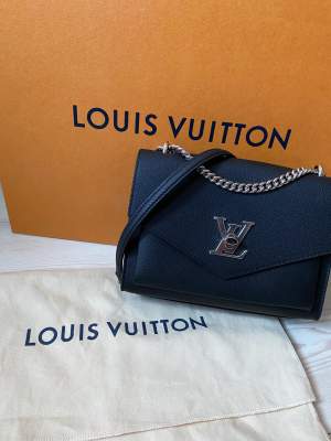 Säljer min aldrig använda louis Vuitton lock me väska, helt ny med kvitto, dustbag, låda och påse följer med. 🌸