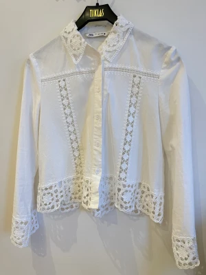 Blus med spets - Vit spetsblus från Zara använd fåtal gånger