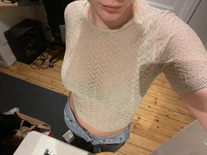 Beige/guld topp - Säljer denna tunna topp från Mango eftersom den aldrig kommit till användning då det inte riktigt är min färg. Den är ganska genomskinlig så väldigt fin med en bralette under! Färgen är beige med invävd guldtråd.