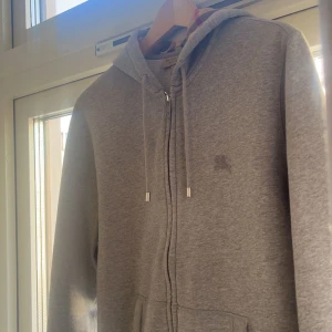 burberry zip hoodie  - Burbery hoodie som är använd fåtal gånger, bra skick, skriv för mer bilder och information 