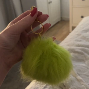 Pompom - Grön pompom nyckelring. Köparen står för frakten💚