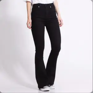 Ett par nya svarta flare jeans från lager 157. Fortfarande helt nya, inte använt eftersom de är för små på mig. Storlek XS men jag antar att den kommer på XXS pga hur liten den är i midjan