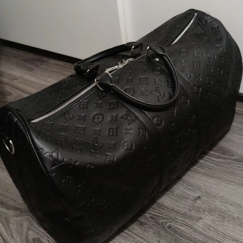 Lv duffle bag . Väskor.