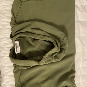 Stone island hoodie - Kvitto finns! Haft den i över 1,5 år men den kommer aldrig till användning, Tvättade 3 gånger och inga fläckar, Kan ta bud om priset inte passar