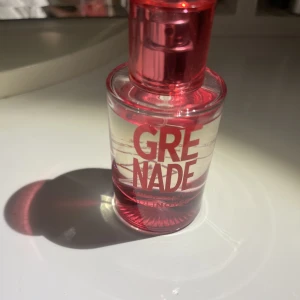 Parfym - En härlig doft av söt granatäpple, hör av dig vid fler frågor. Självklart helt oanvänd 💖❤️