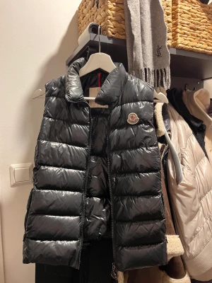 Moncler väst - Moncler väst i fint skick säljs då den är för liten
