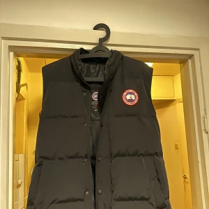 Canada Goose  - Säljer nu min Canada Goose väst i fint skick. Köpt förra året för 4800kr