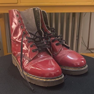 Röda doc Martens - Snygga använda, ingådda i helt ok skick. Bra sula med räfflorna kvar. små 39or