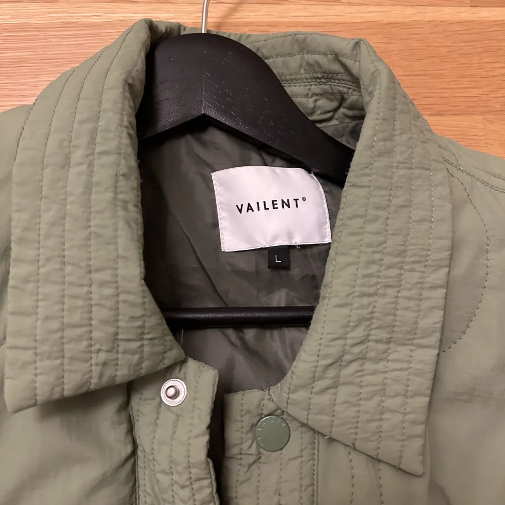 Säljer denna gröna jacka som jag köpt men inte kommer till användning är i mycket bra skick 💕. Jackor.