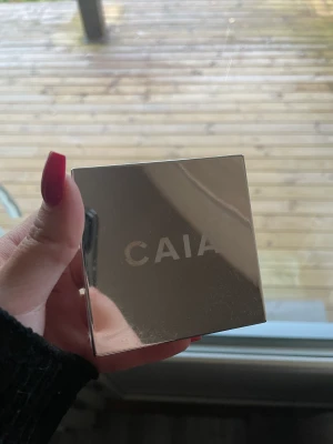 Caia puder - Säljer denna Setting powder i färgen honey glow från Caia! Använd Max 3ggr så den är i princip full! Köpt för 295kr
