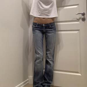 Victoria Beckham jeans - Säljer mina helt otroliga Victoria Beckham rock & republic jeans. De är nog det snyggaste paret jeans jag äger och svåra att få tag på😍 De är i strl 27 men passar mig som brukar ha 26. Jag är 170 och de är långa på mig, brukar använda dem med platåskor🤩 