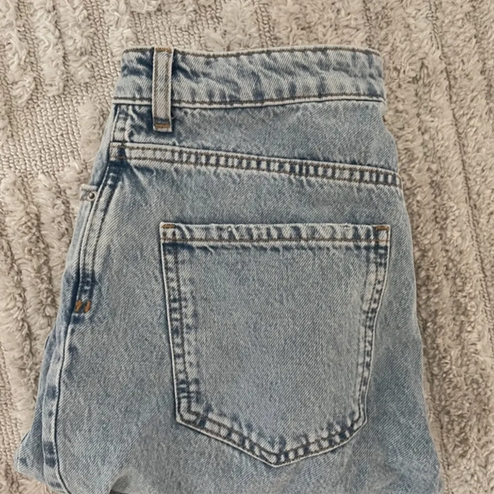 Högmidjade Mom-jeans från Gina. Endast testade. Strl S. Jeans & Byxor.