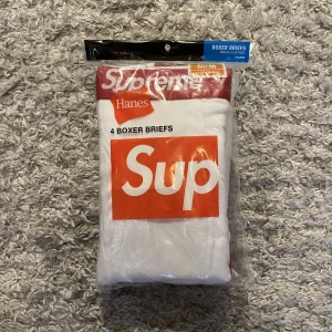 Supreme kalsonger  - Säljer ett packet med äckta supreme kalsongeri storlek M. Dom är såklart oandvända och paketet har aldrig öppnats. Det är 4 st vita kalsonger i paketet och kvitto finns också. Har man några frågor eller vill ha mer bilder är det bara att höra av sig 😁