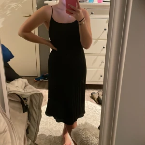 Klänning - Svart klänning från H&M. Nästan i nyskick. Säljer då den börjar bli för tight för mig❤️