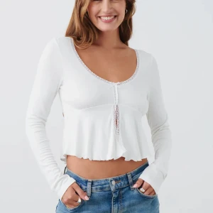 Lace detail top - Säljer denna topp från GinaTricot. Helt nyskick med lappen kvar, aldrig använd!