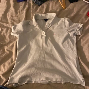 Gant - Jätte bra skick gant polo. Sen är ungefär 2-3år gammal köpte den för ungefär 900kr säljer den för 125kr vacker färg😍 och är nästan oanvänd pga att jag har en liknande i nästan samma färg