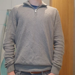 Bondelid halfzip - Tja säljer denna riktigt fetta halfzipen i färgen grå. Skick 10/10 då den bara är anbänd 1 gång. Han på bilderna är 178 och väger ca 65 kg. Det är bara att fräga om du undrar något