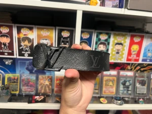 Louis Vuitton Eclipse Monogram Bälte - Bältet är 85cm, kommer varken med box eller kvitto. Det är VÄLDIGT använt.