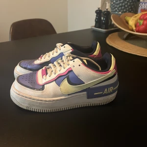Nike air force 1 - Säljes Nike air force 1 i strl 35.5. Använda fåtal gånger, i mycket fint skick. Säljes pga för stora. 