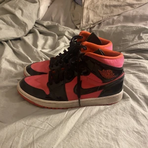 Jordan 1 mid - Äkta Jordan 1 mid hot punch köpta här på Plick men kommer inte till någon användning, de är lutw täcken på användning under skon men annars bra skick bilderna gör sig inte rättvis med färgen💓storlek 41 men passar mig som har 39!